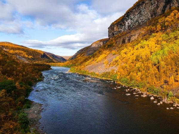 Arktis Tours Herbstfarben am Alta Fluss - Naturerlebnisse & Fine Dining