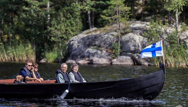 Arktis Tours - Helsinki und das Land der tausend Seen - Bootsausflug Insel Kaarnetsaari