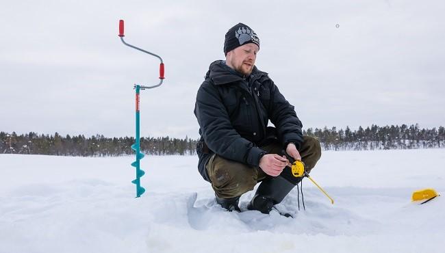 Arktis Tours Wintererlebnisse im Herzen Inaris - Wilderness Hotel Juutua Eisfischen
