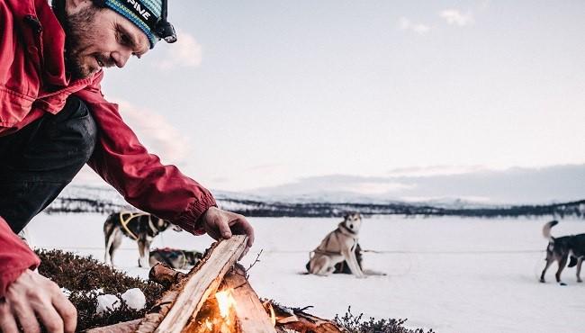 Arktis Tours Polarlichter und Schlittenhunde in Nordnorwegen - Pause am Lagerfeuer