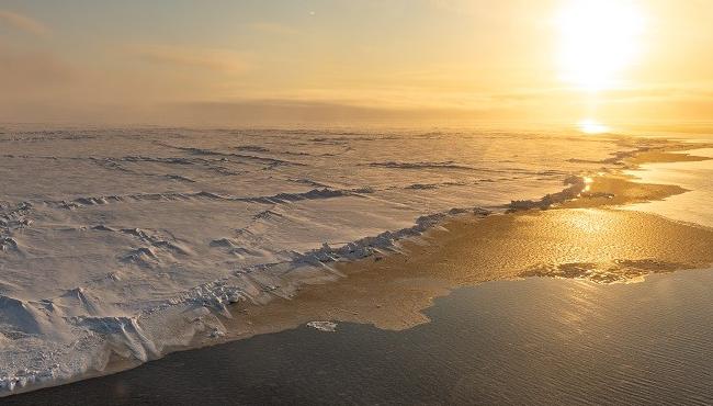 Arktis Tours Transarktisches Abenteuer Le Commandant Charcot am Rande des Packeises